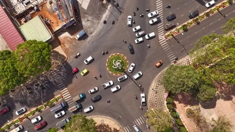 Top-down timelapse of busy roundabout in Buon Ma Thuot city 스톡 동영상 337047097