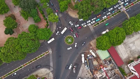 Top-down timelapse of busy roundabout in Buon Ma Thuot City 動画素材 337051711