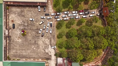 Top-down timelapse of parking lot filling and emptying in Buon Ma Thuot 動画素材 337047045