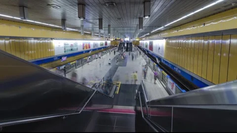 Top down timelapse view of crowded passenger get on and get off from subway.. Stock-Footage 275217668