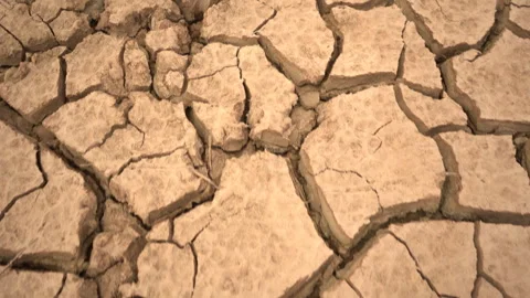Top-Down Tracking Shot of Deeply Cracked Parched Earth in Climate Crisis Drought Vídeos de archivo 334700151