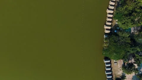 Top Down Traditional bamboo huts on Huay Tueng Thao Reservoir Chiang Mai Th.. Vidéo 331476228
