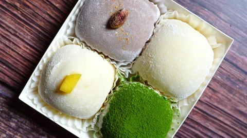 Top down view of 4 selected mochi. Japanese sweet dessert. 库存影片 302673236