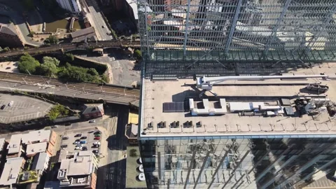 Top-down view of Beetham Tower roof deck and Castlefield rail corridor in Ma Video stock 347969791