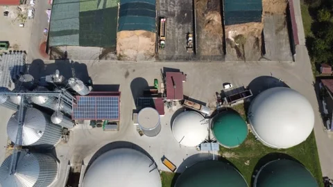 Top-Down View of a Biogas Plant with Digester Domes and Silage Bunkers Video stock 344001961