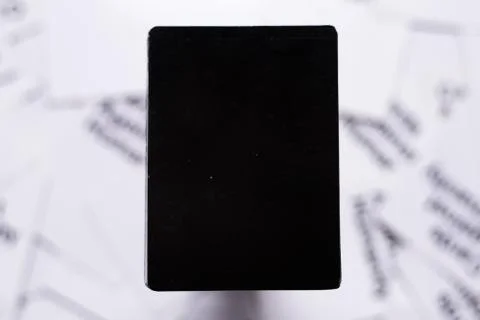 Top down view of a blank black card with white background out of focus. Unrec Foto stock