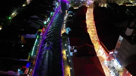 Top-down view of boat passing through historic Melaka. 스톡 동영상 317005955