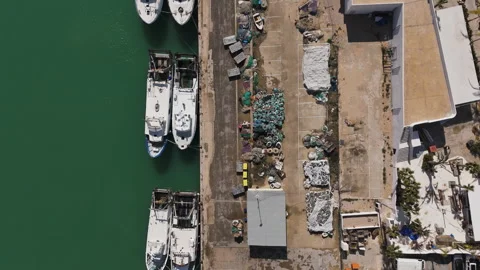 Top-down view of boats docked along marina strip with parallel moorings and Video stock 309096442