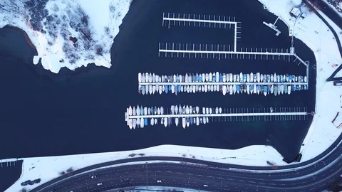 Top down view on boats in a harbor near e18 in Oslo, Norway 스톡 동영상 102709921