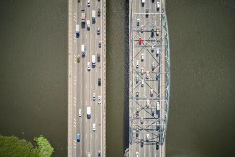 Top down view on bridge with traffic over river. Near land. Two parallel road Foto stock