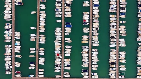 Top-down view of a busy marina with rows of white motorboats and yachts moored Stockbeeldmateriaal 336742362
