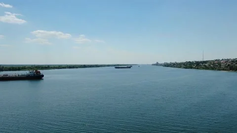 Top down view of a cargo ship in a canal of green color Vidéo 151426346