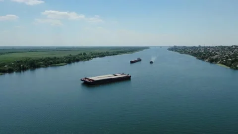 Top down view of a cargo ship in a canal of green color Vidéo 151426485