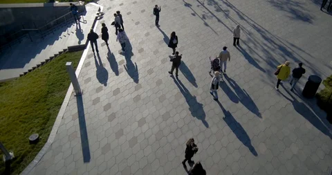 Top down view city workers on their commute from the office at the end of the Видео 96587376