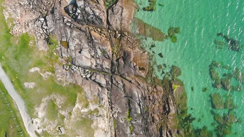 Top-down view of cliffs on Dogs Bay and Gurteen Bay beaches. Co Galway, Ireland 스톡 동영상 313482050