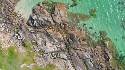 Top-down view of cliffs on Dogs Bay and Gurteen Bay beaches. Co Galway, Ireland 스톡 동영상 319494228