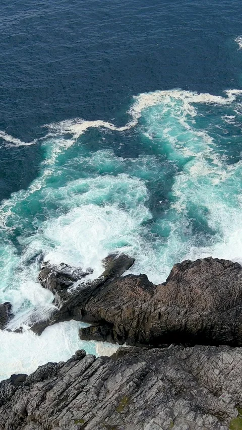 Top-down view of cliffs of Malin Head Coastal Walk. Wild Atlantic Way, Ireland. 스톡 동영상 304087547