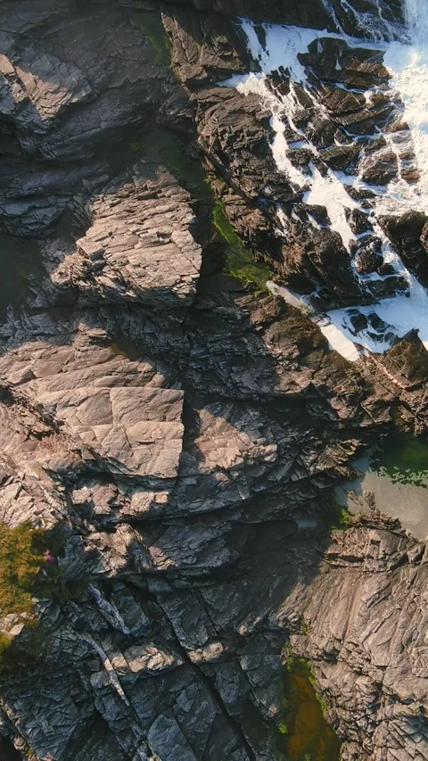 Top-down view of cliffs of Malin Head Coastal Walk. Wild Atlantic Way, Ireland. 스톡 동영상 304087578