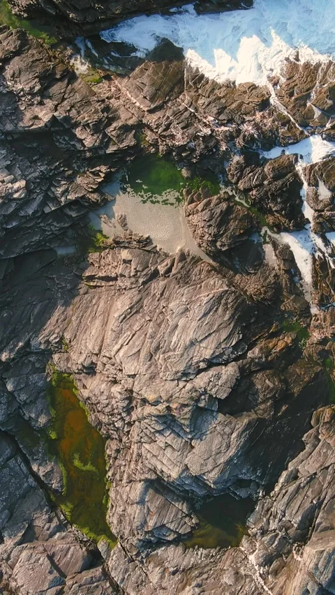 Top-down view of cliffs of Malin Head Coastal Walk. Wild Atlantic Way, Ireland. 스톡 동영상 312182534