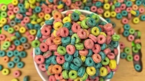 Top Down View of Colorful Ring Shaped Breakfast Cereal in a White Bowl Vidéo 348984871