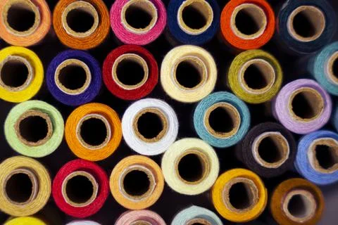 Top-Down View of Colorful Thread Reels Arranged In Sequence Foto stock