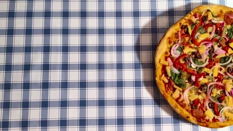 Top down view of colorful vibrant pizza with red, green, yellow peppers, mu.. Stockbeeldmateriaal 318267845
