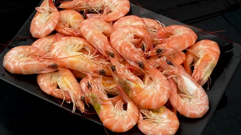 Top Down View Cooked Vietnamese Whiteleg Shrimp Rotating on Plate 库存影片 339635397