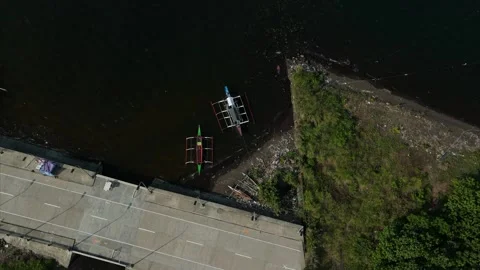 Top down view of a cul-de-sac capturing boats anchored Vídeos de archivo 335588520