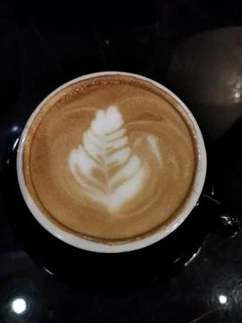 Top-down view of a cup of coffee with latte art. Foto stock