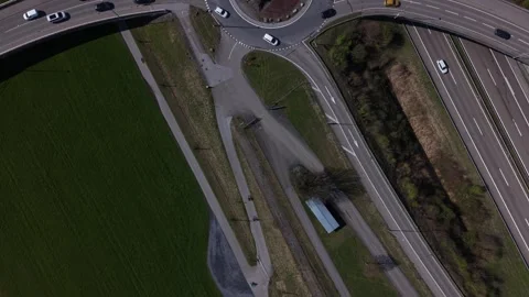 Top down view of cyclists approaching roundabout with traffic Видео 332247627