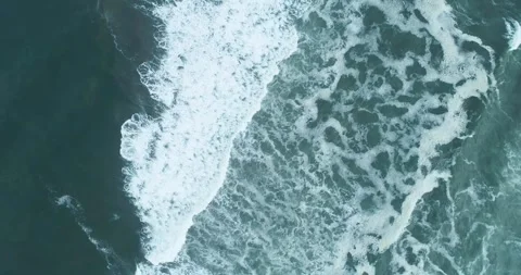 Top down view of dark ocean waves with white foam The Concept of Nature Power 스톡 동영상 327234024