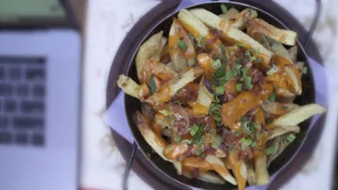 Top down view of delicious chips with bacon, tomato sauce, green onion, unfoc Vídeo Stock 153295700