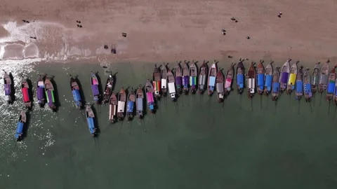 Top-down view of a dense line of longtail boats moored along Ao Nang Beach i Video stock 348010383