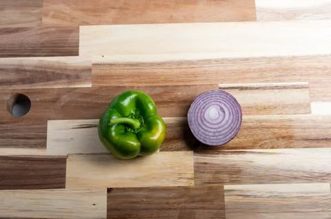 Top-down view of diced onion on wooden surface  food preparation background Foto stock