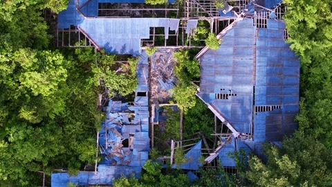 Top down view of dilapidated blue building Vídeos de archivo 344824788