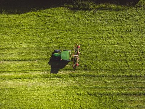 Top down view, directly above a tractor mowing a grass field Foto stock