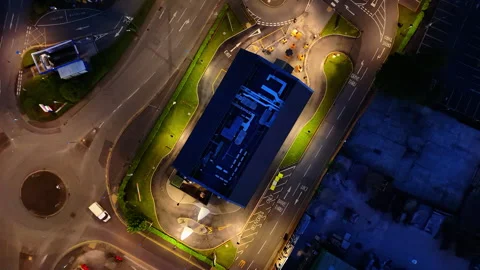 Top down view of drive thru fast food restaurant at night Vídeo Stock 276677107