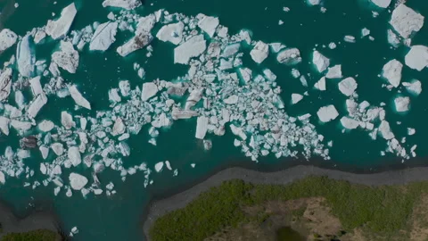 Top down view of drone flying past glaciers 库存影片 251896652