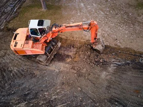 Top-down view of the excavator aligns the construction site Stock Photos