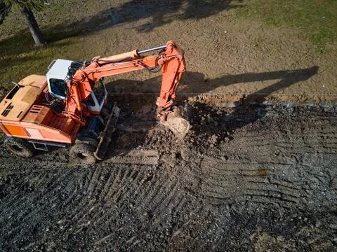 Top-down view of the excavator aligns the construction site Stock Photos