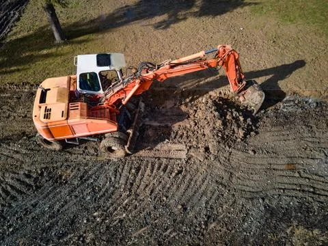 Top-down view of the excavator aligns the construction site Stock Photos
