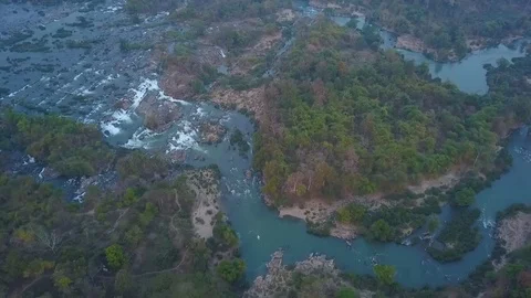 Top Down view of Fast Moving River with Rapids Surrounded by Forest. 스톡 동영상 101934811