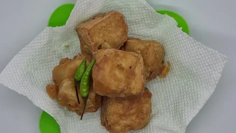 A top-down view of five golden-brown fried tofu cubes 스톡 동영상 339155327