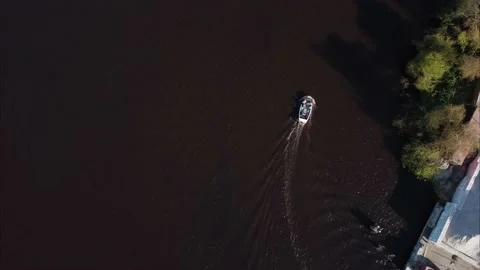 Top down view following small passenger boat taking a turn Video stock 181235575