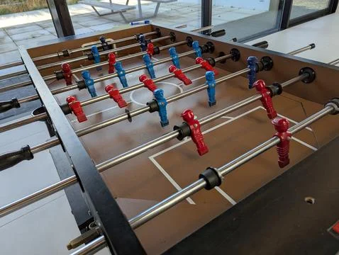 A top down view of a foosball table in a bar or caf, all the minature plast.. 库存照片