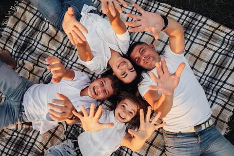 Top Down View of Four Members Family Having Picnic Outdoors at Sunset, Caucasian Stockfoto's