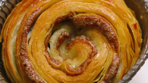Top Down View of Fresh Cinnamon Bun with Flake Pastry Texture in Soft Natural Vídeos de archivo 334781524