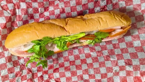 Top down view of fresh crispy Subway sandwich with ham, tomato, cucumber, l.. Stockbeeldmateriaal 318253957