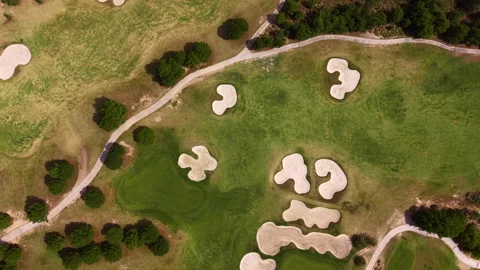 Top-down view of a golf course featuring multiple sand bunkers, manicured green Vidéo 334661039