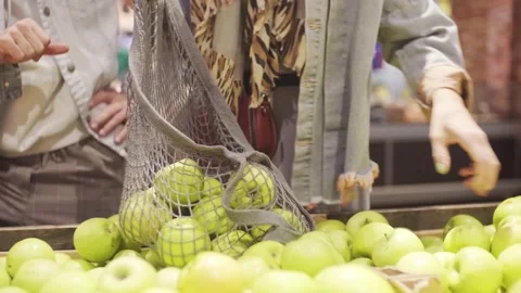 Top-down view of hands packing fresh organic apples Video stock 336721392